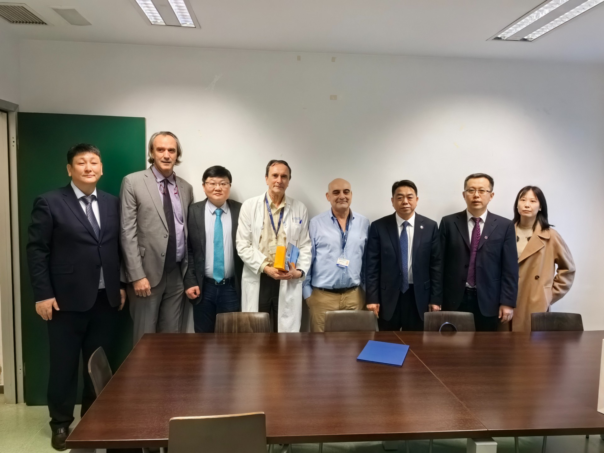 瀚顺医疗联合西班牙马德里康普顿斯大学十月十二日医院与山东大学齐鲁医院签订战略合作备忘录